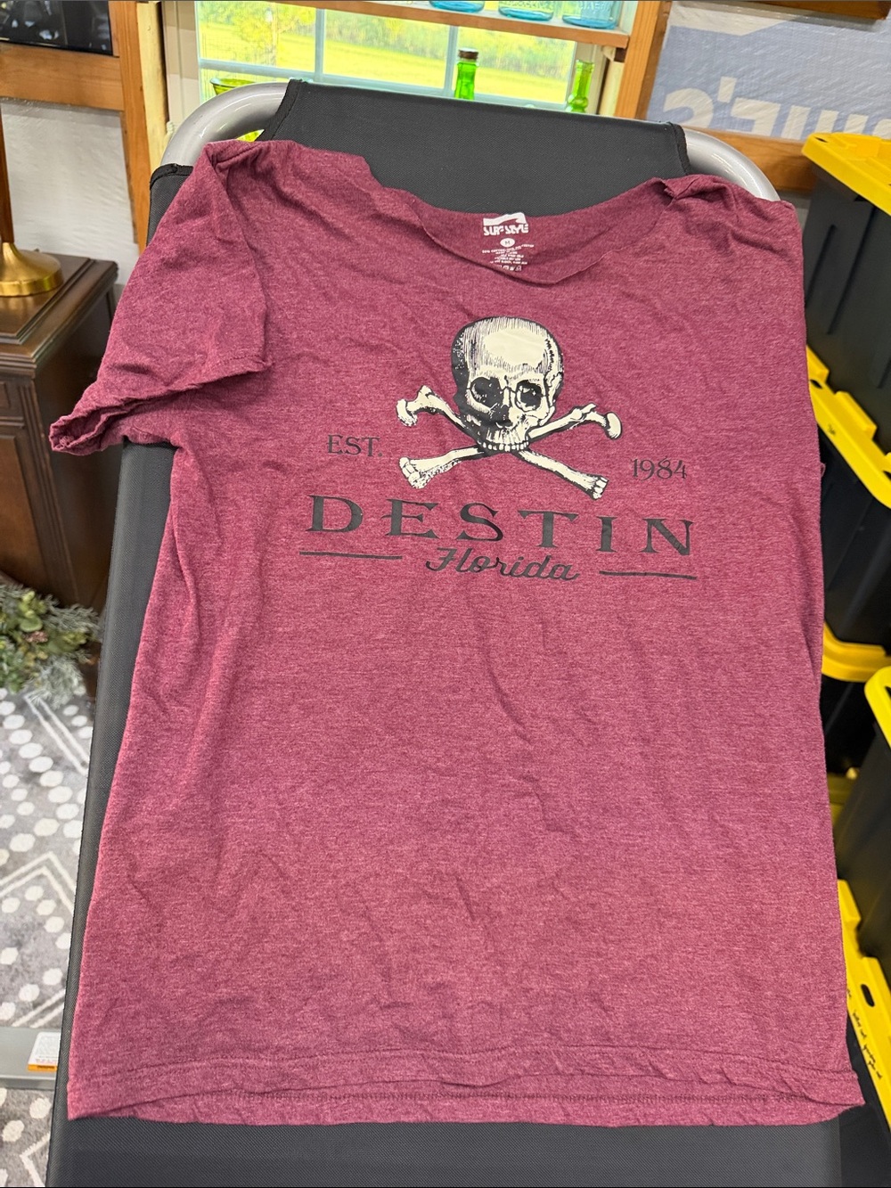 surf style Men's Destin Skull Graphic Tee - Maroon